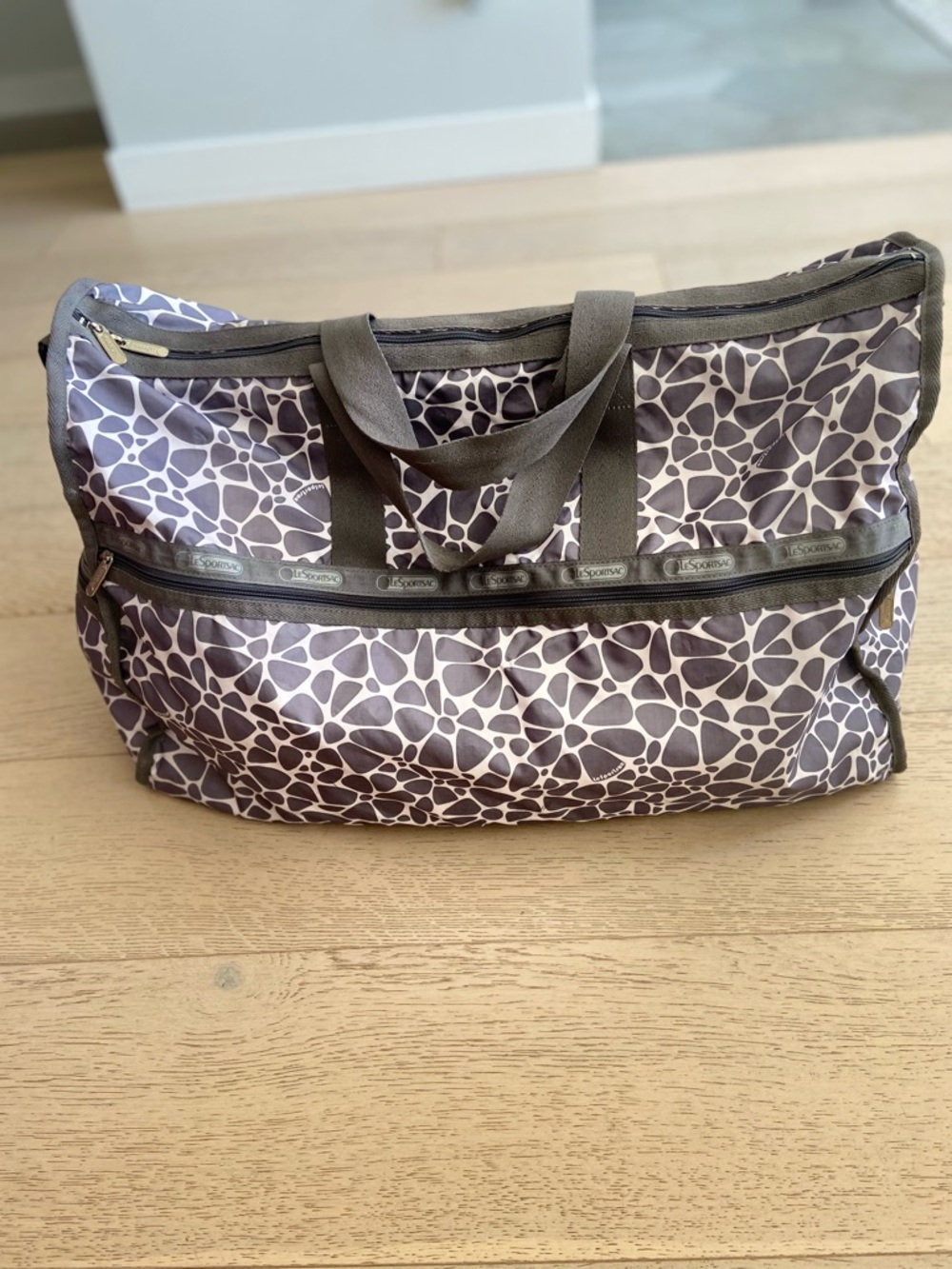 LeSportsac XL Weekender Travel Bag Grey Lightweight Carry-On Overnight - Picture 2 of 13